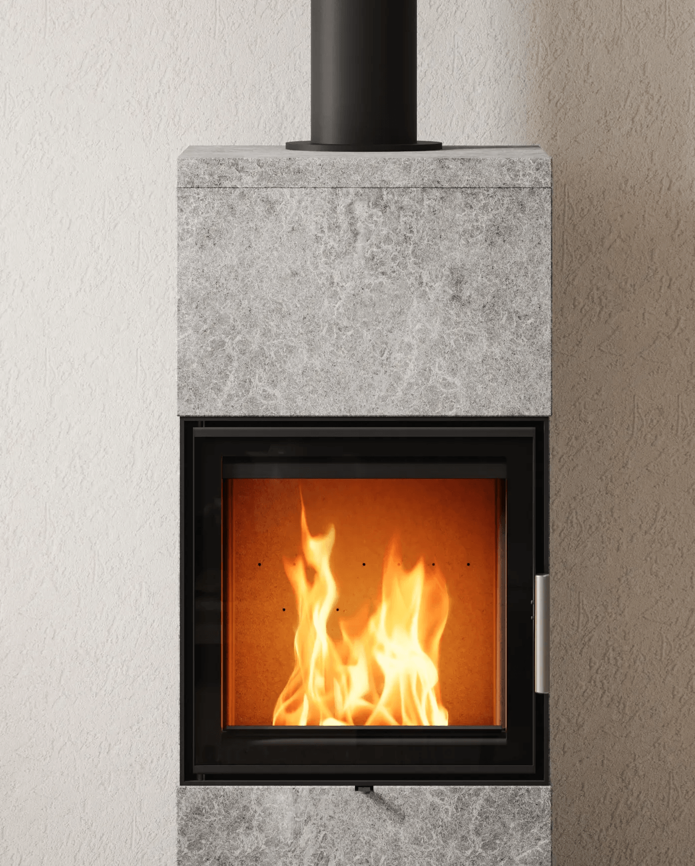 Close-up vooraanzicht van een brandende speksteenkachel met een helder vuur achter de glazen ruit en een grijze natuurstenen mantel.