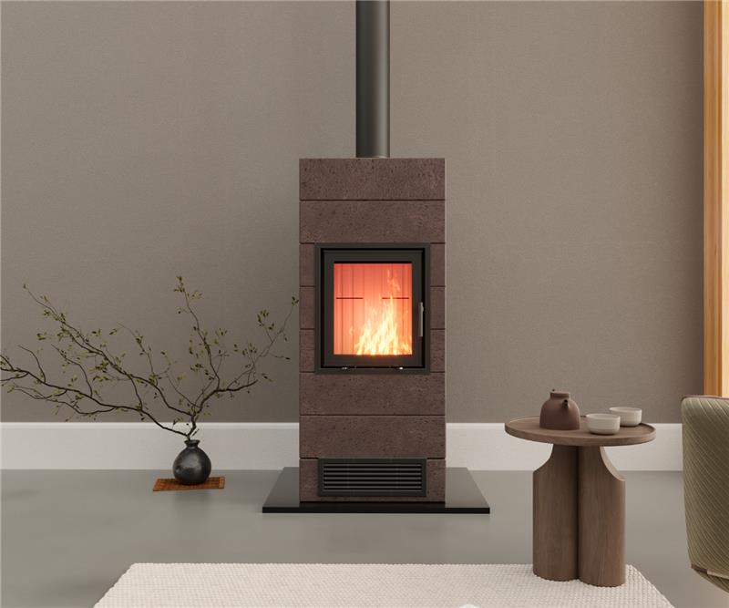 Een moderne speksteenkachel met een brandend vuur, geplaatst naast een minimalistische houtopslag in een woonkamer.